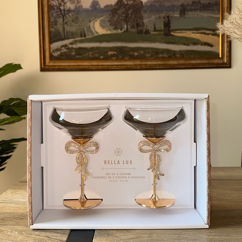 NWT: Bella Lux - Set of 2 Cocktail Glasses, Gold and Rhinestone Bows 🎀🥂